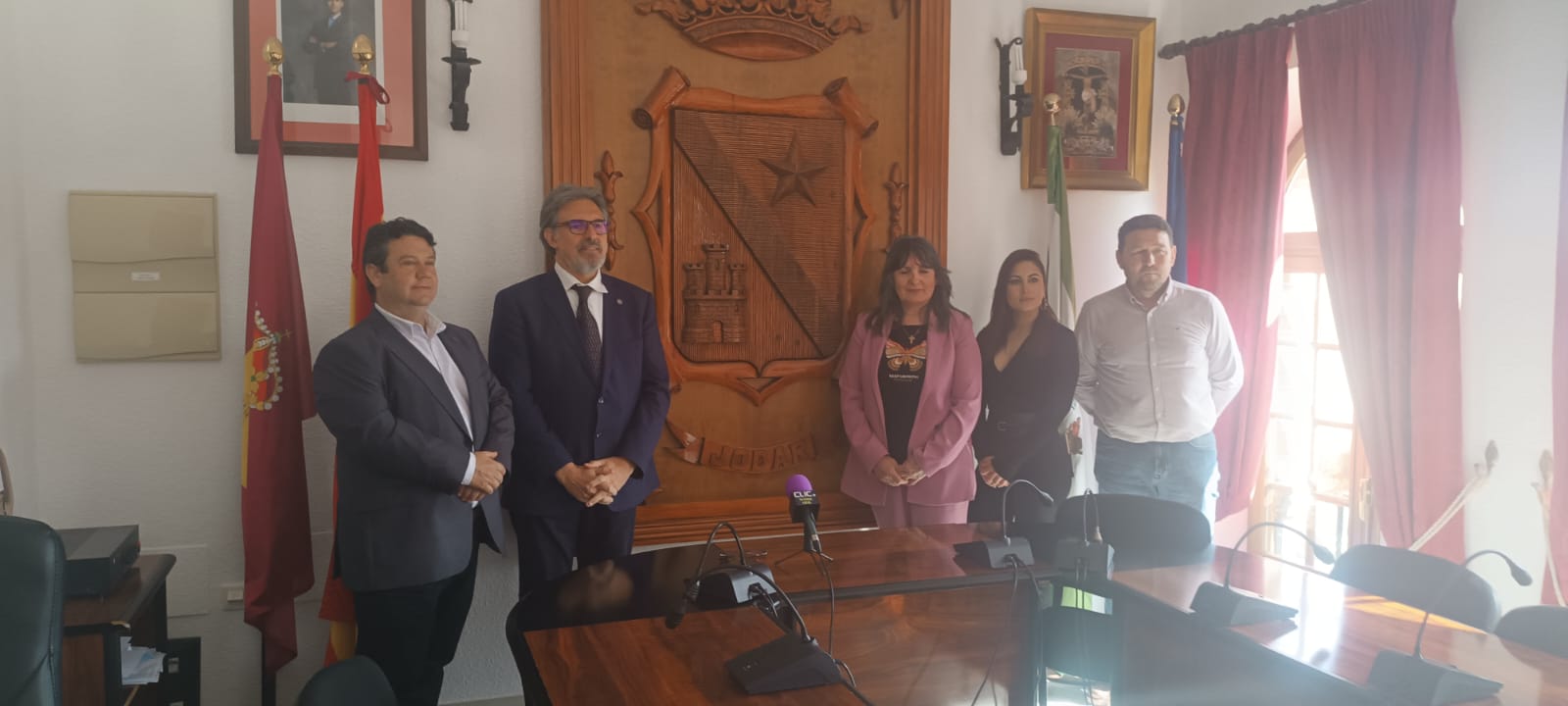 Momento de la presentación, de izquierda a derecha, Raúl Mata, Alberto del Real, alcaldesa y concejales, en el Salón de Plenos del Ayuntamiento de Jódar