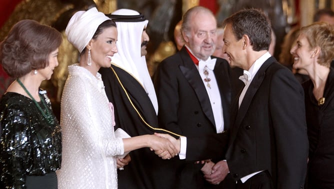 El presidente del Gobierno, José Luis Rodríguez Zapatero (2d), y su esposa Sonsoles Espinosa (d), saludan al emir de Catar, Hamad Bin Jalifa al-Thani (3i), y a su esposa Mozah Bint Nasser (2i), en presencia de don Juan Carlos y doña Sofía, al inicio de la