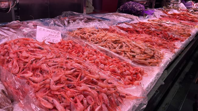 El mercado de Santa Florentina bulle en Nochebuena con miles de cartageneros en busca del mejor marisco