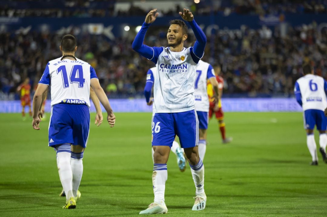 Luis Suárez celebra un gol con el Real Zaragoza.