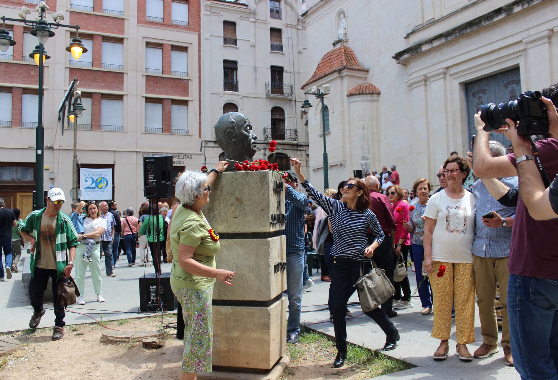 Altre instant de l'ofrena de flors a Joan Valls