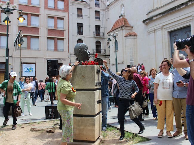 Altre instant de l'ofrena de flors a Joan Valls
