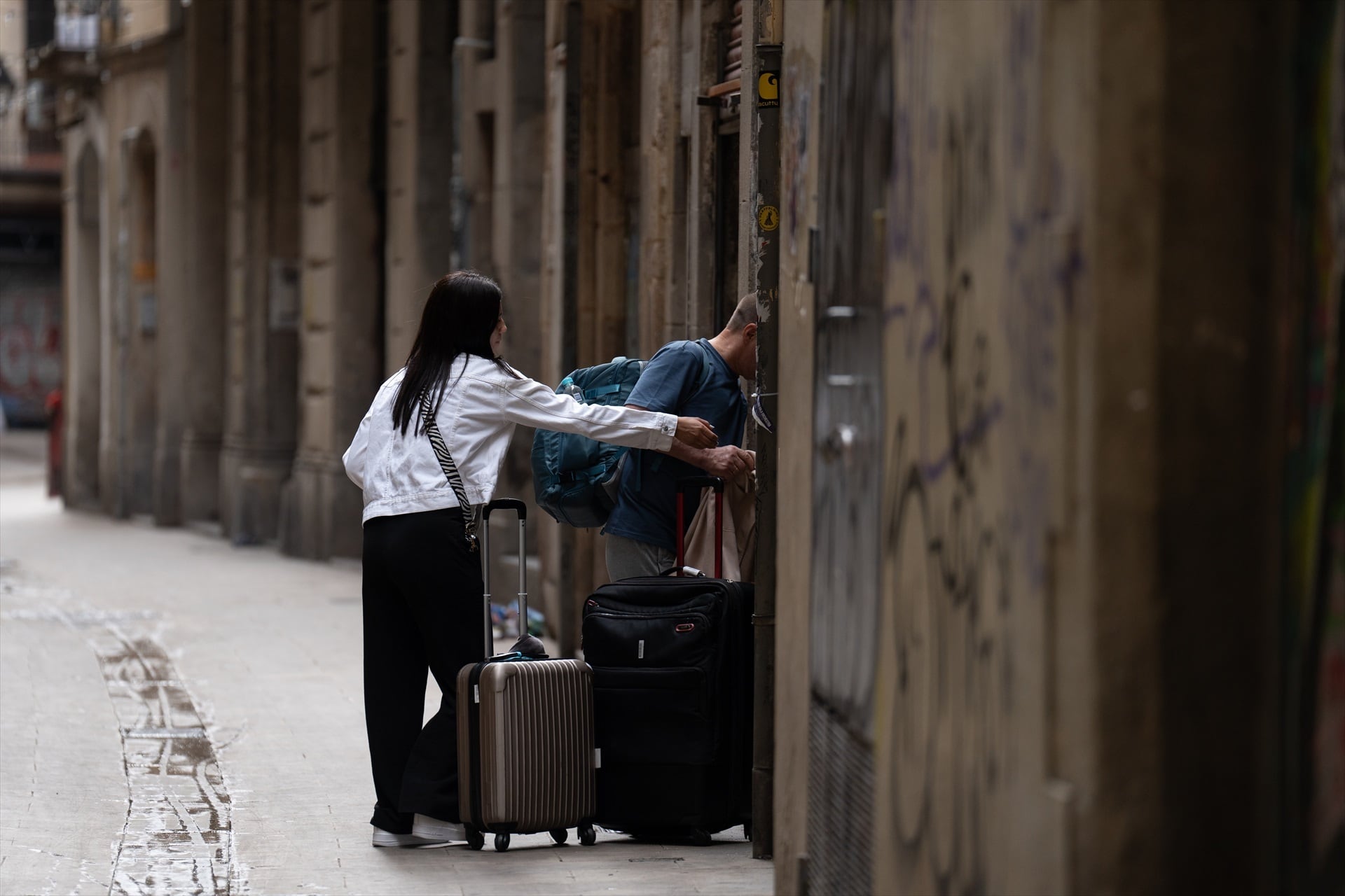 Dos turistes amb maletes al centre de Barcelona