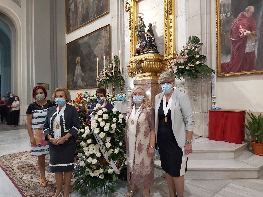 Representantes de la Archicofradía de la Virgen de los Lirios, con su presidenta Maite Pinilla, durante la ofrenda de flores a la Patrona