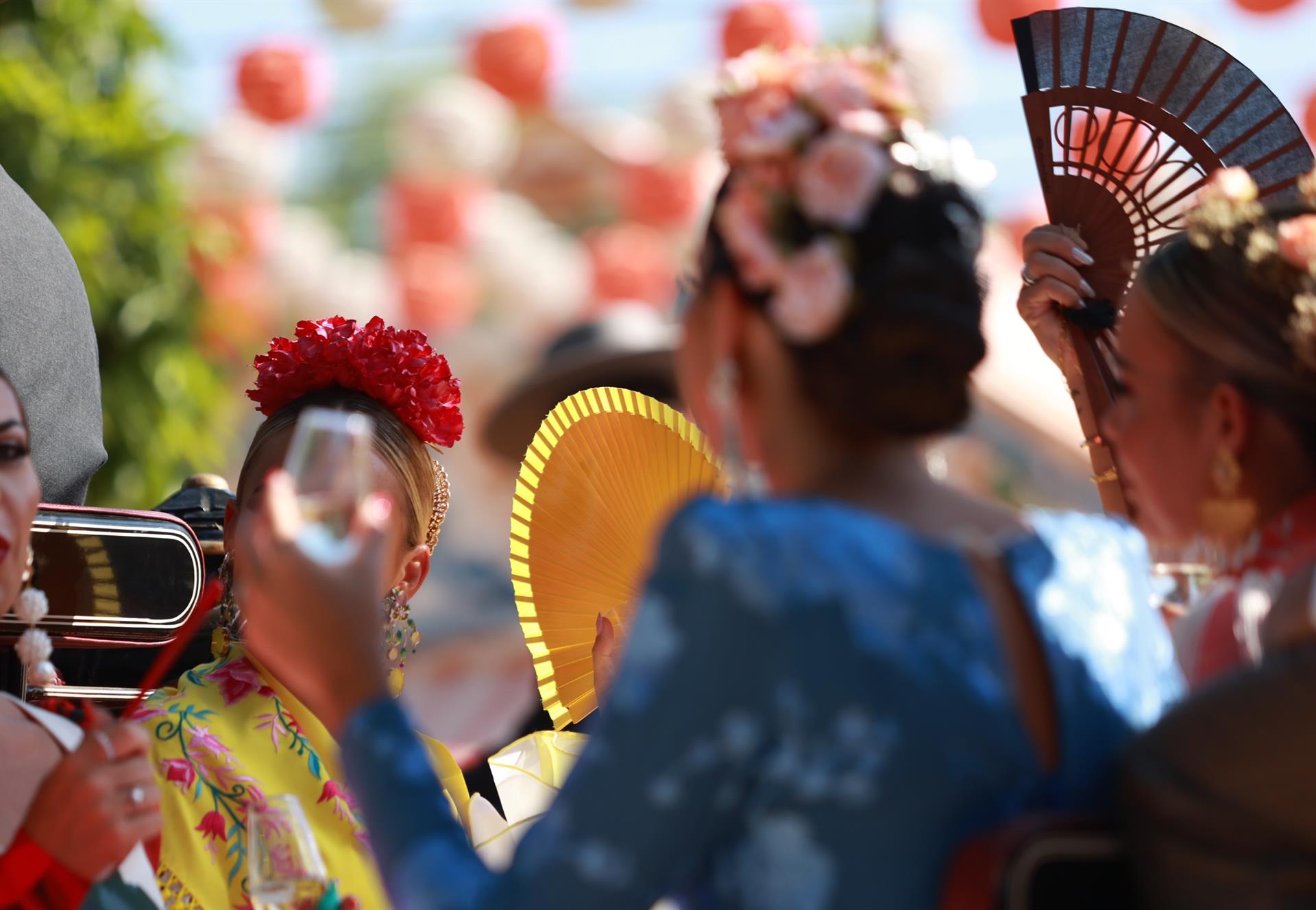 Mujeres vestida de flamenca en la feria. - María José López - Europa Press