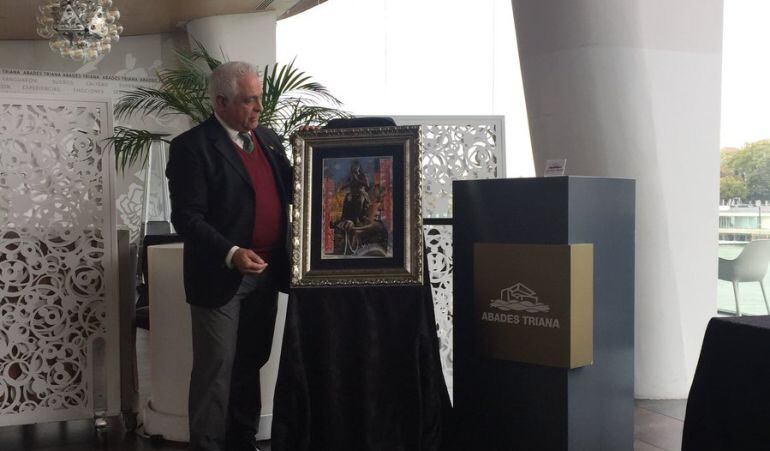 Miguel Caiceo junto a la obra que ha realizado para ilustrar la protada de la Revista Estrella 2018