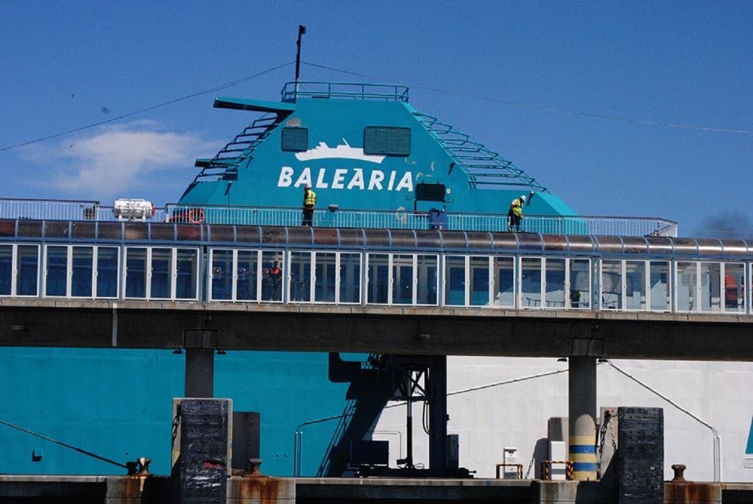 Ferry atracado en el puerto de Algeciras