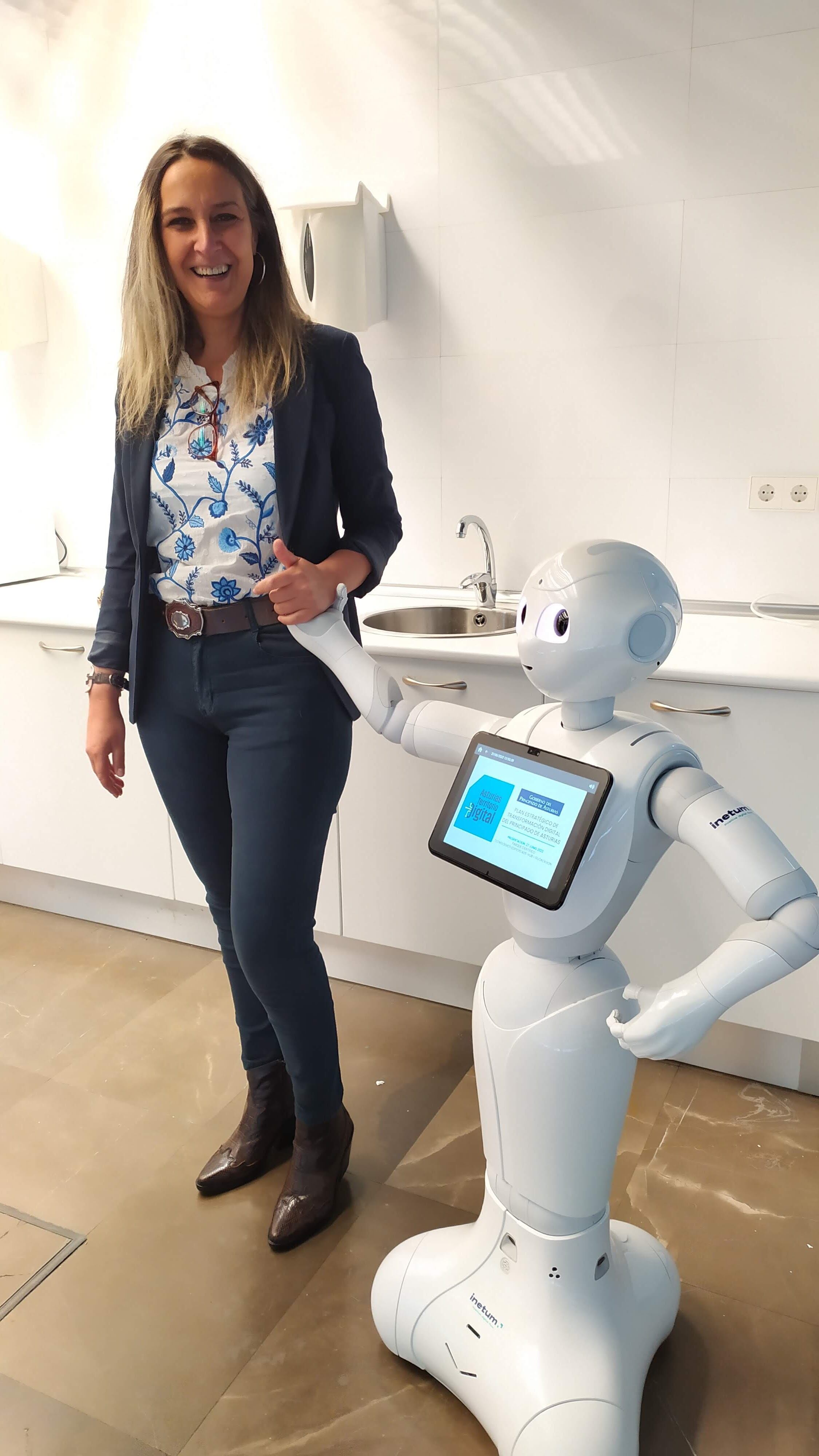 La Consejera de Presidencia, Rita Camblor, interactúa con un robot humanoide