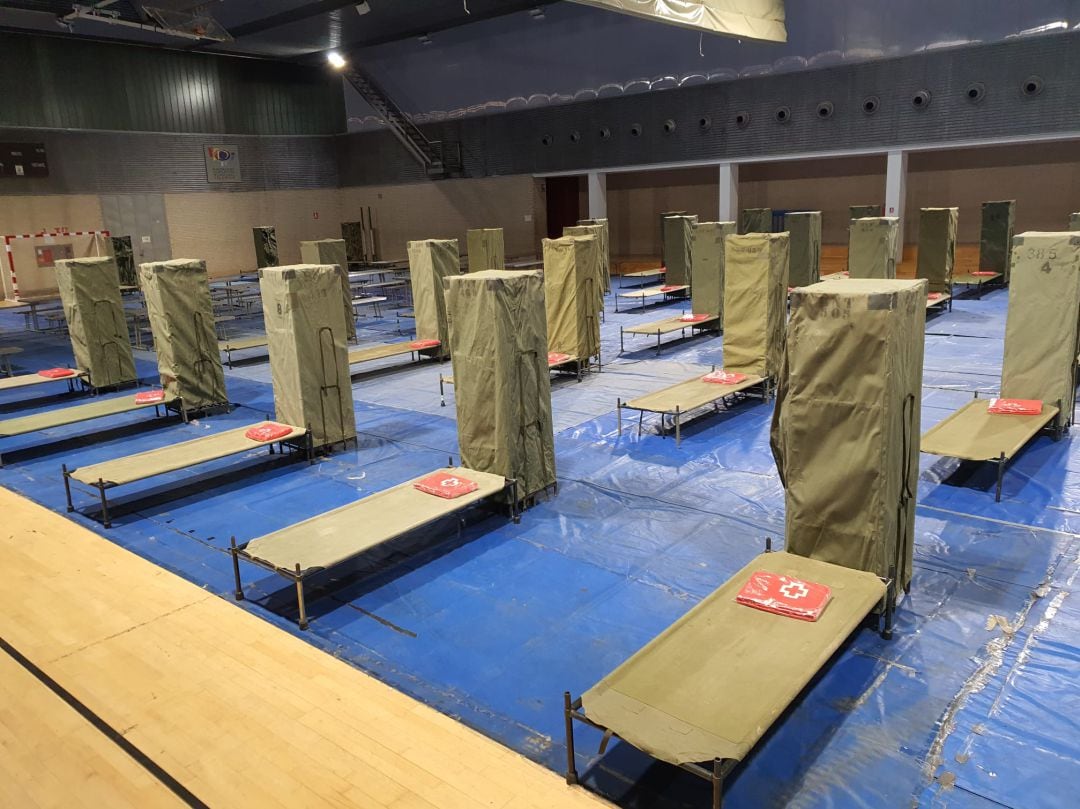 Albergue de campaña montado en el polideportivo de La Petxina, en València