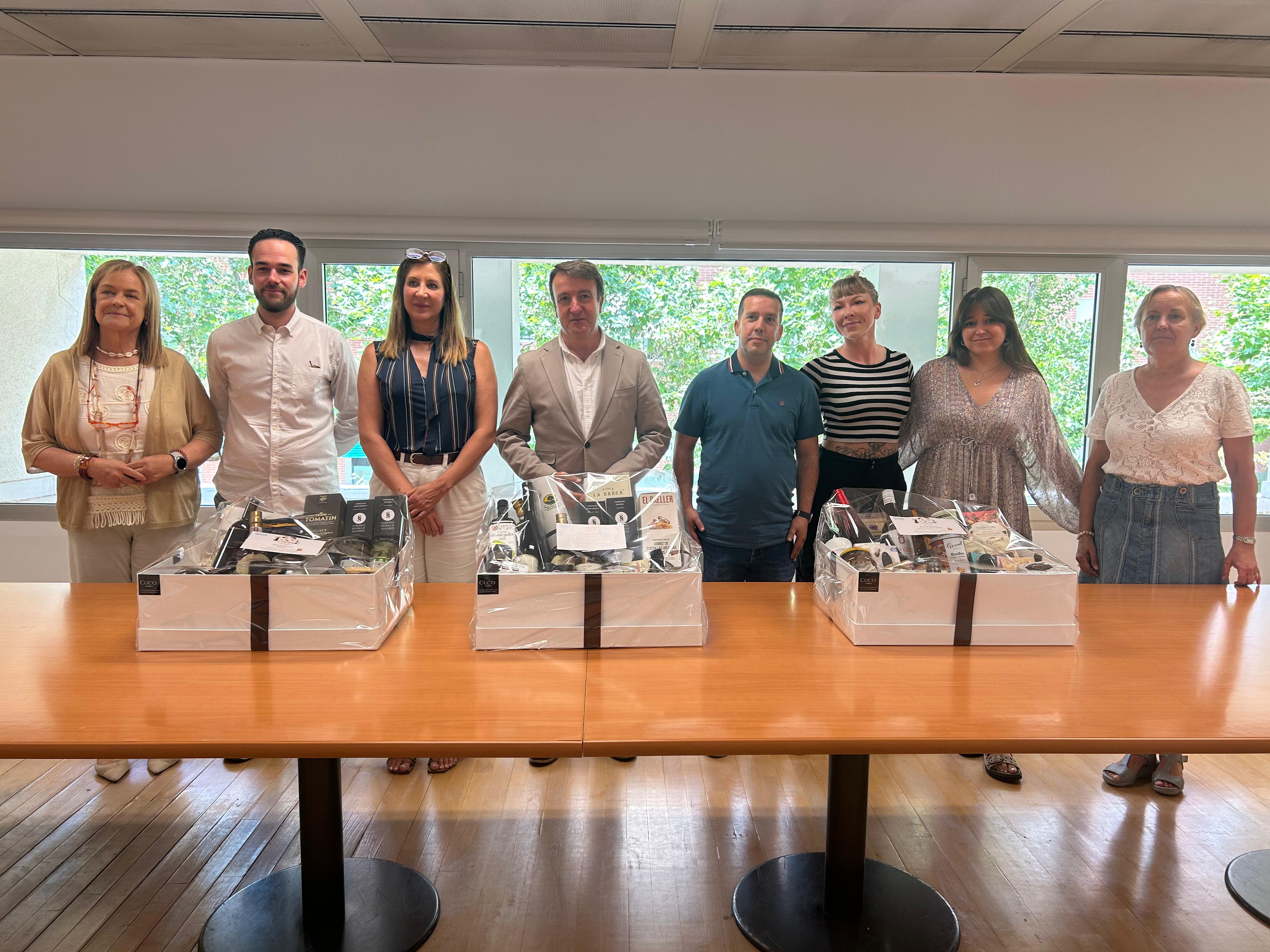 Ganadores de ‘La Ruta de las Tapas Saludables de Tres Cantos’ junto al alcalde del municipio, Jesús Moreno