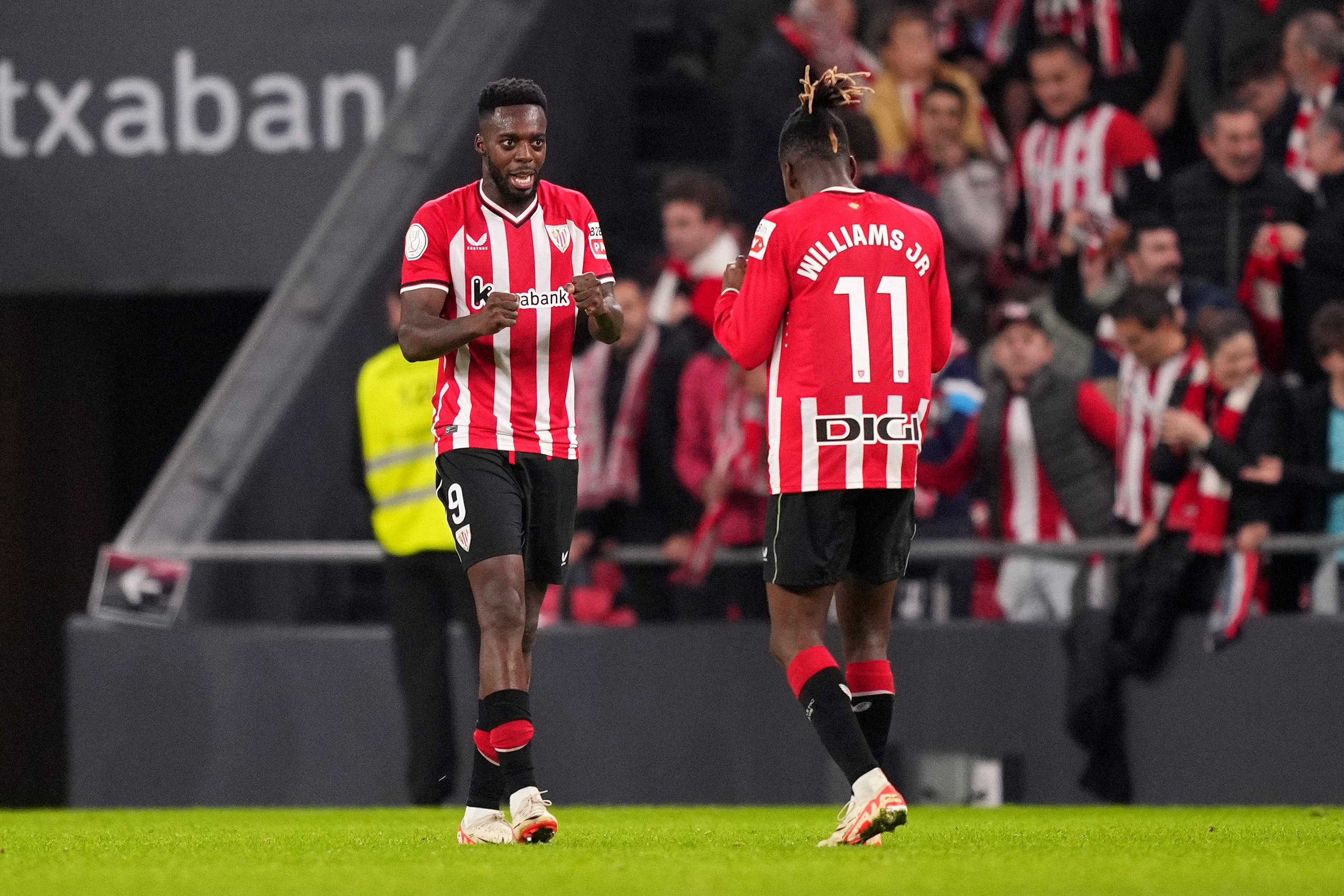 Inaki Williams y Nico Williams celebran el tanto del mayor de los hermanos en la prórroga. (Juan Manuel Serrano Arce/Getty Images)