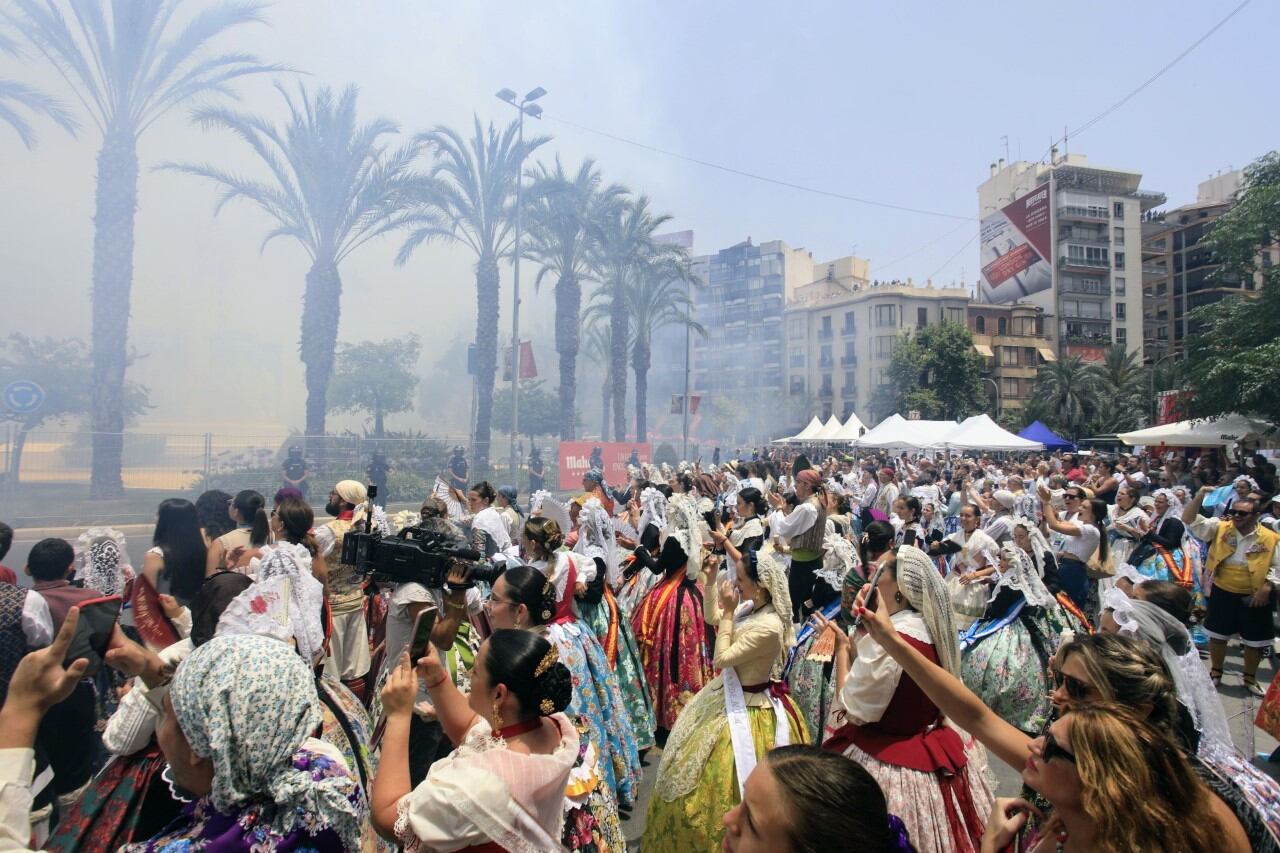 Momento de una de las mascletàs en la plaza de los Luceros de Alicante