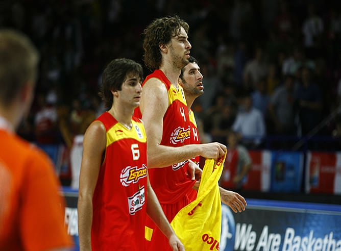 Pau Gasol, Ricky Rubio y Álex Mumbrú, con gesto serio tras la derrota ante Serbia