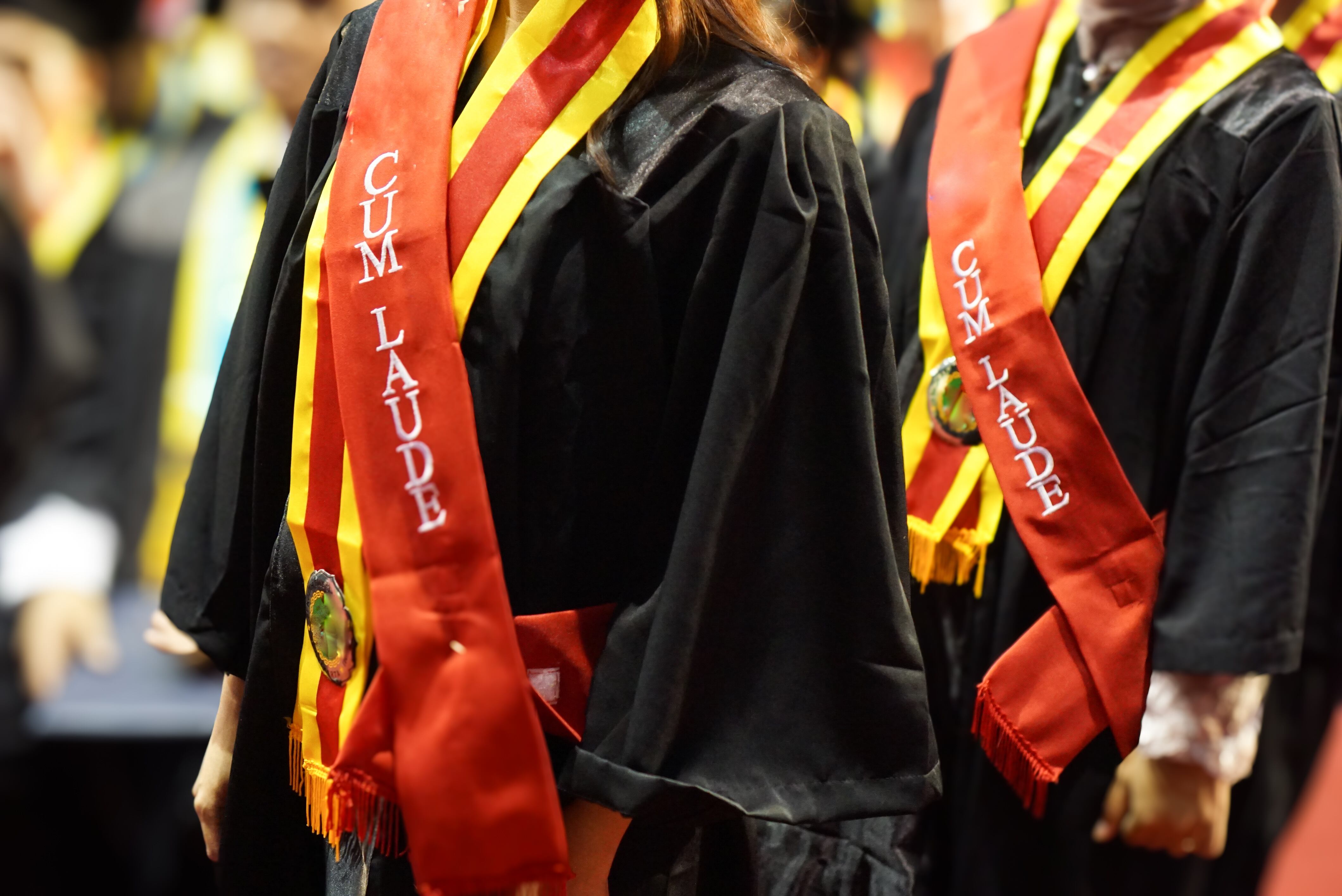 Imagen de archivo de dos personas en su graduación