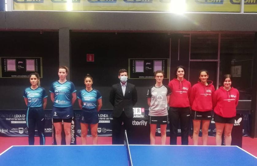 Jugadoras del Tecnigen Linares e Irún Leka Enea posan para los medios gráficos.