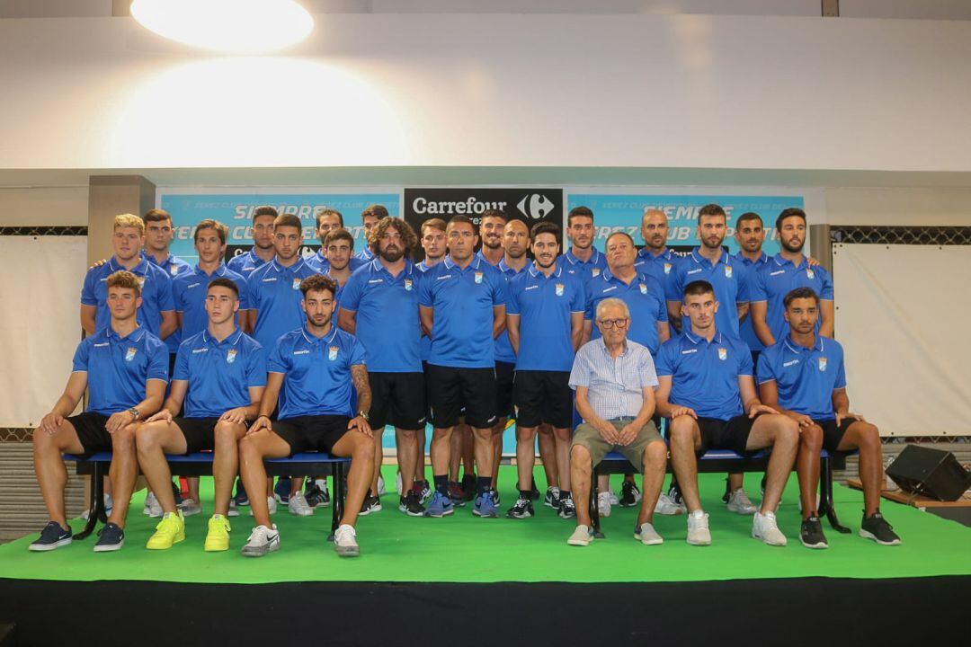La nueva plantilla del Xerez CD posa al completo ante su afición. 