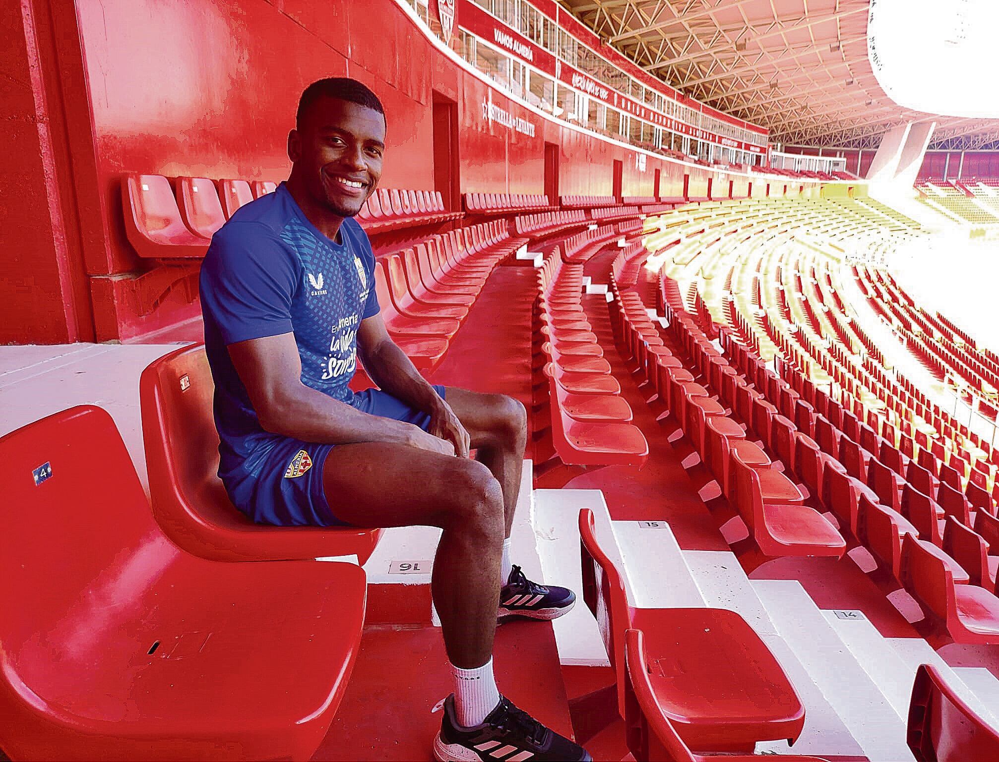 El lateral Akieme en la grada de Tribuna del Estadio de los Juegos Mediterráneos.
