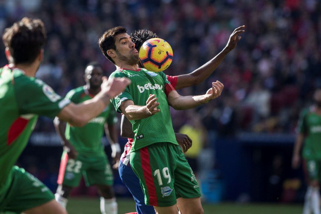 Manu García trata de controlar el balón en el Wanda Metropolitano.