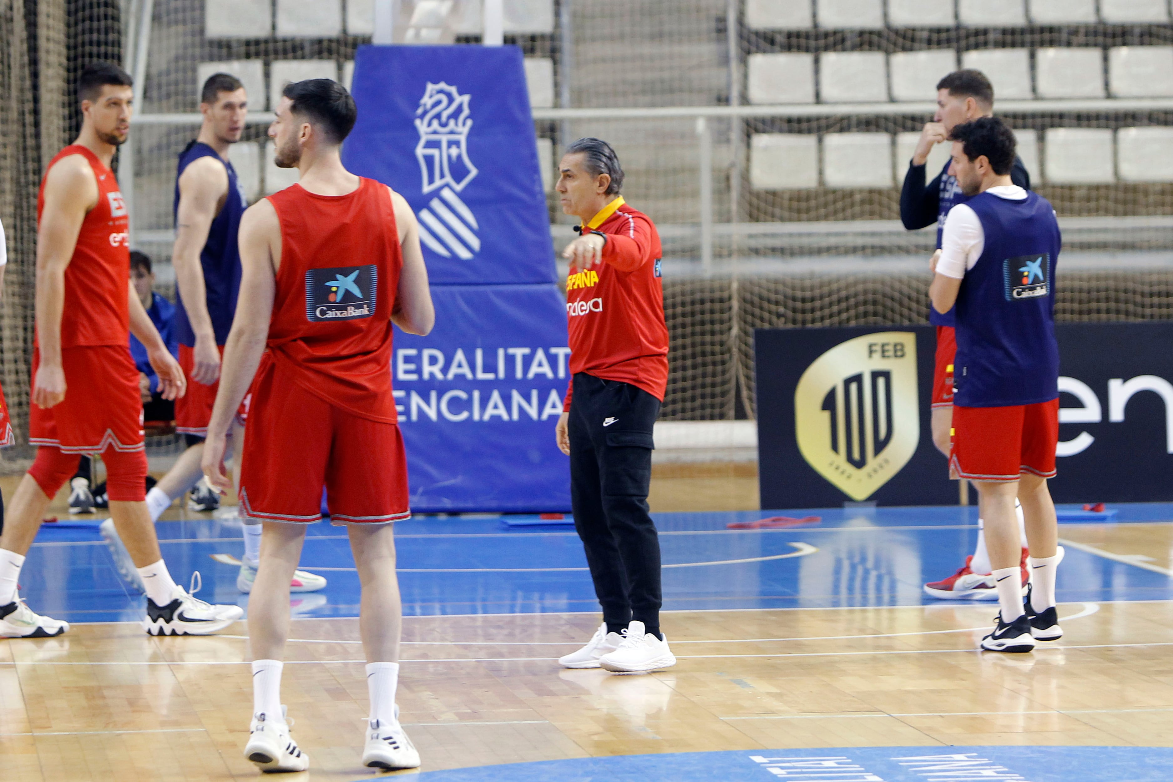 ALICANTE, 20/02/2023.- El seleccionador nacional, el italiano Sergio Scariolo (c) dirige el entrenamiento de la selección española de baloncesto en el Centro de Tecnificación de Alicante, donde prepara los próximos partidos de clasificación para el Mundial 2023 ante Islandia e Italia. EFE/Morell
