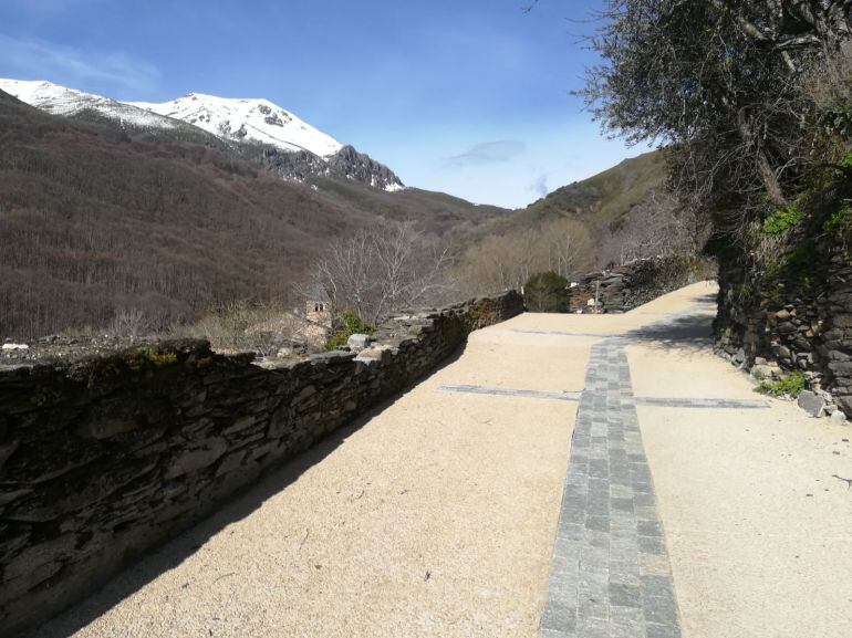 Montes de Valdueza, calle Real