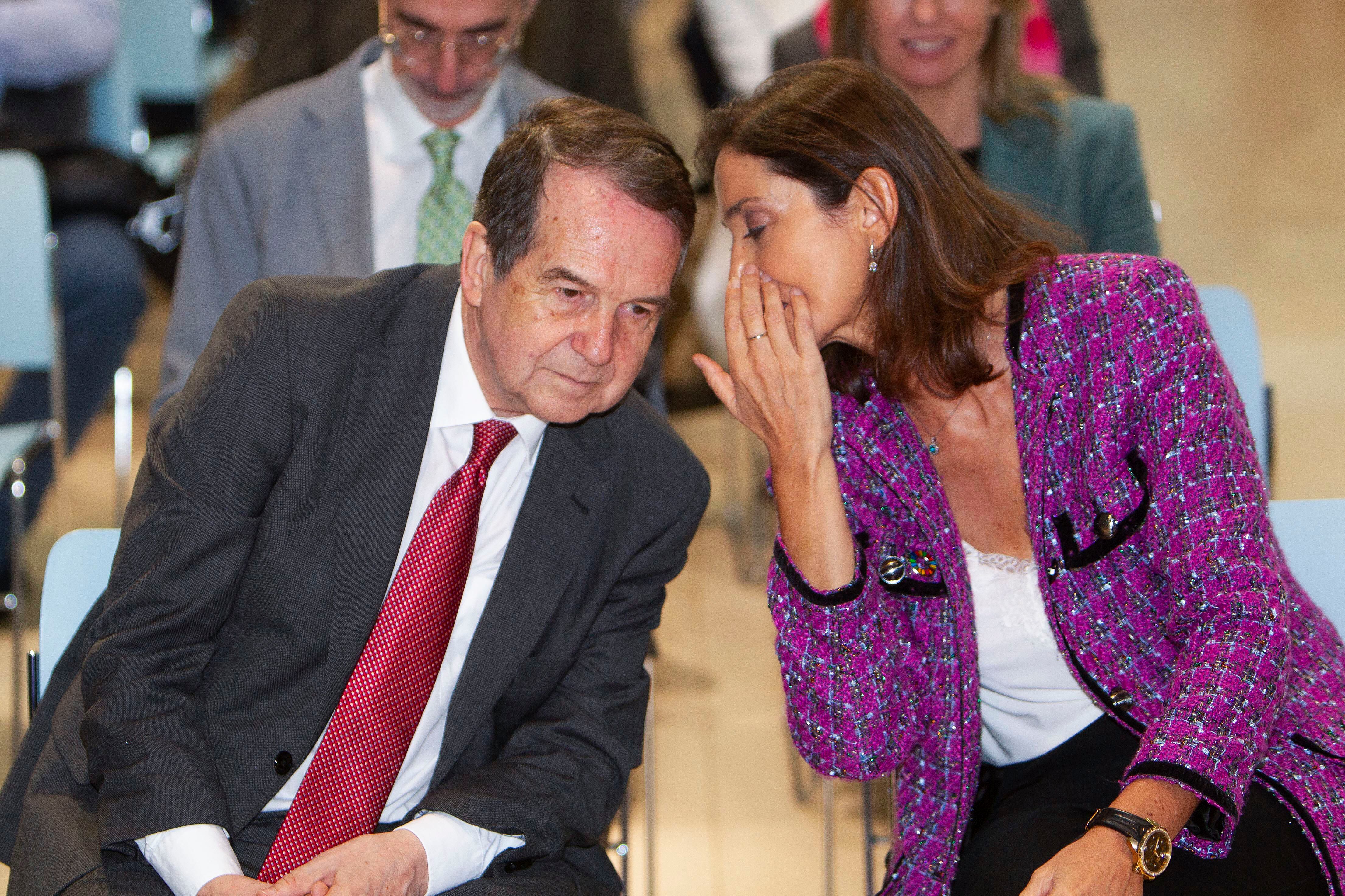 VIGO, 21/10/2022.- La ministra de Industria, Comercio y Turismo, Reyes Maroto, presenta este viernes en Vigo del PERTE Naval que contribuirá a la modernización del sector en España acompañada por el alcalde de Vigo, Abel Caballero . EFE / Salvador Sas
