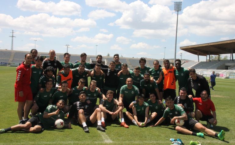 Plantilla del Conquense al terminar el último entrenamiento antes de partir hacia Durango