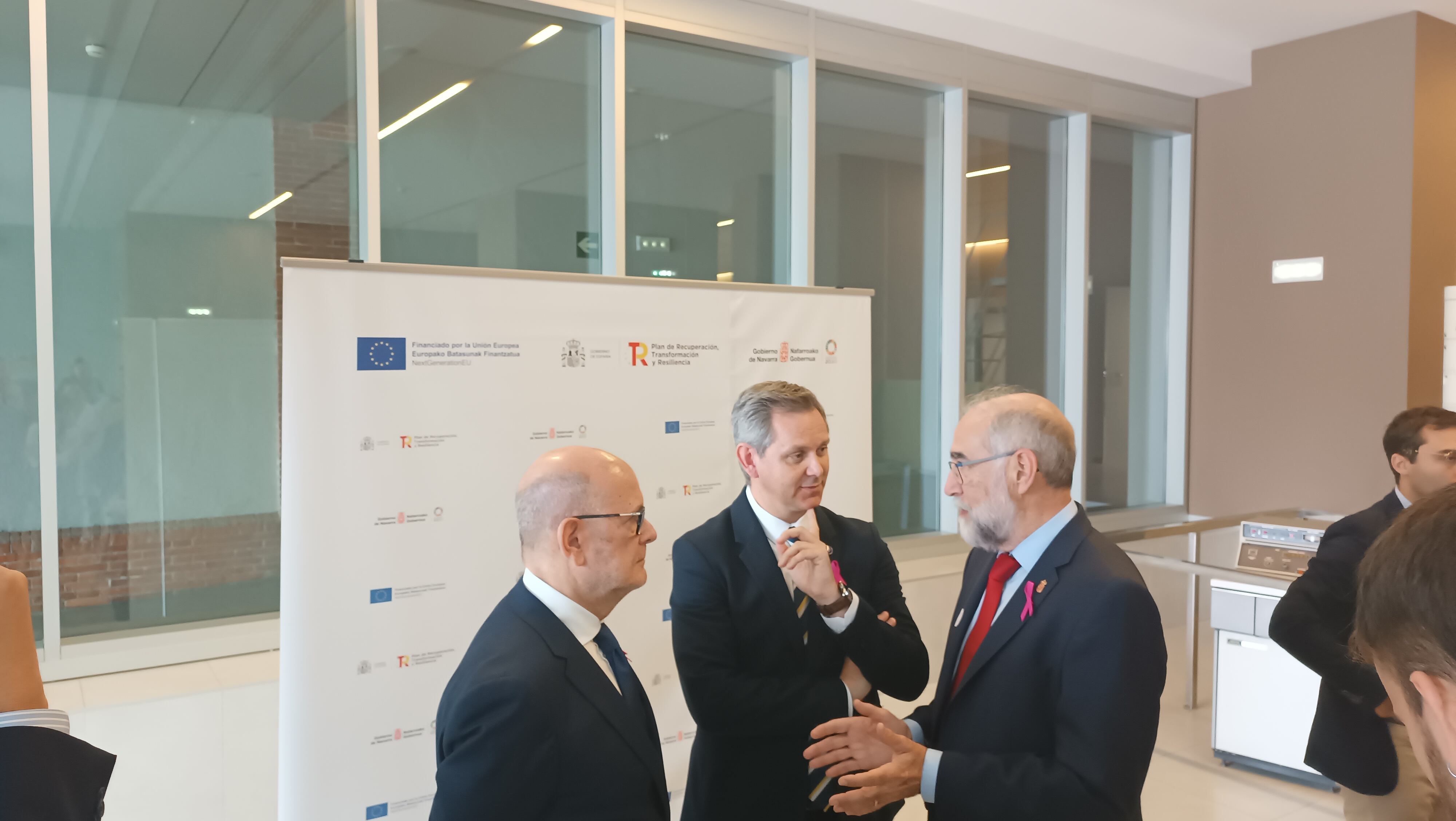 El consejero de salud, Fernando Domínguez, junto al ministro de Sanidad, José Manuel Miñones, en la visita a los nuevos equipos del Hospital Universitario de Navarra.