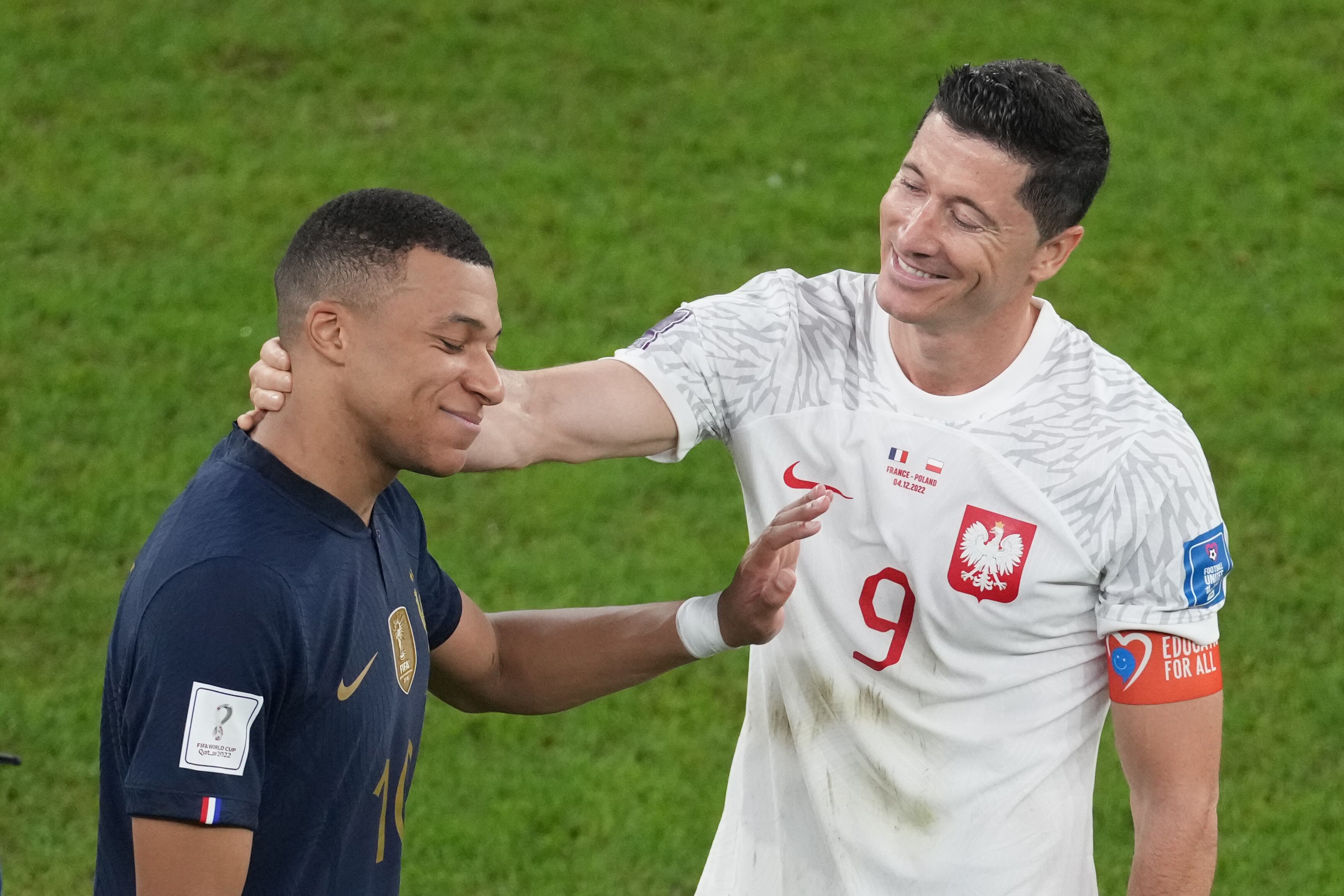 Robert Lewandowski y Kylian Mbappe en un encuentro entre Polonia y Francia