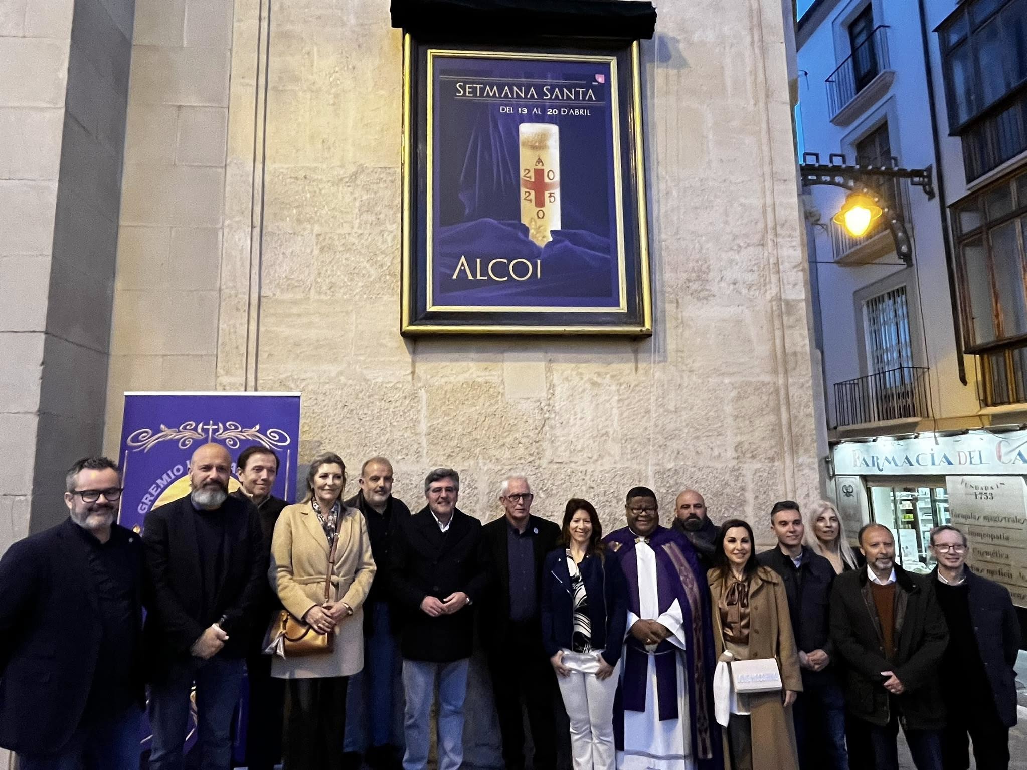 La artista Lluïsa Santonja con representantes del Gremio de Labradores y ediles de la corporación municipal, tras descubrir el cartel que anuncia la Semana Santa de Alcoy 2025.