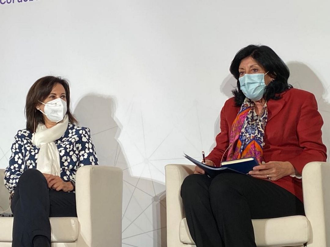 La ministra de Defensa, Margarita Robles (izq), junto a la secretaria de Estado de Defensa, Esperanza Casteleiro, durante el Encuentro SER: La Base Logística del Ejército de Tierra, oportunidad para la provincia de Córdoba