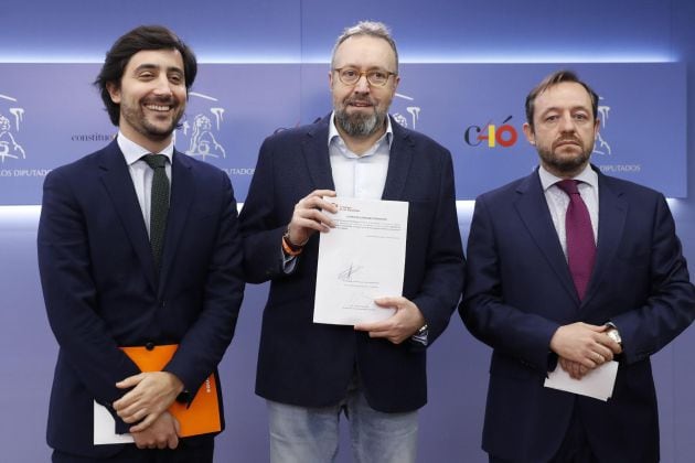 El portavoz parlamentario de Ciudadanos, Juan Carlos Girauta (c), junto al portavoz de Economía, Toni Roldán (i), y el portavoz de Hacienda, Francisco de la Torre (d), durante la rueda de prensa que han ofrecido en el Congreso para presentar la enmienda a la totalidad a los presupuestos de 2019.