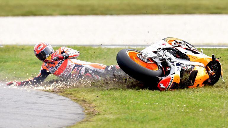 Marc Márquez se va al suelo en el circuito de Phillip Island