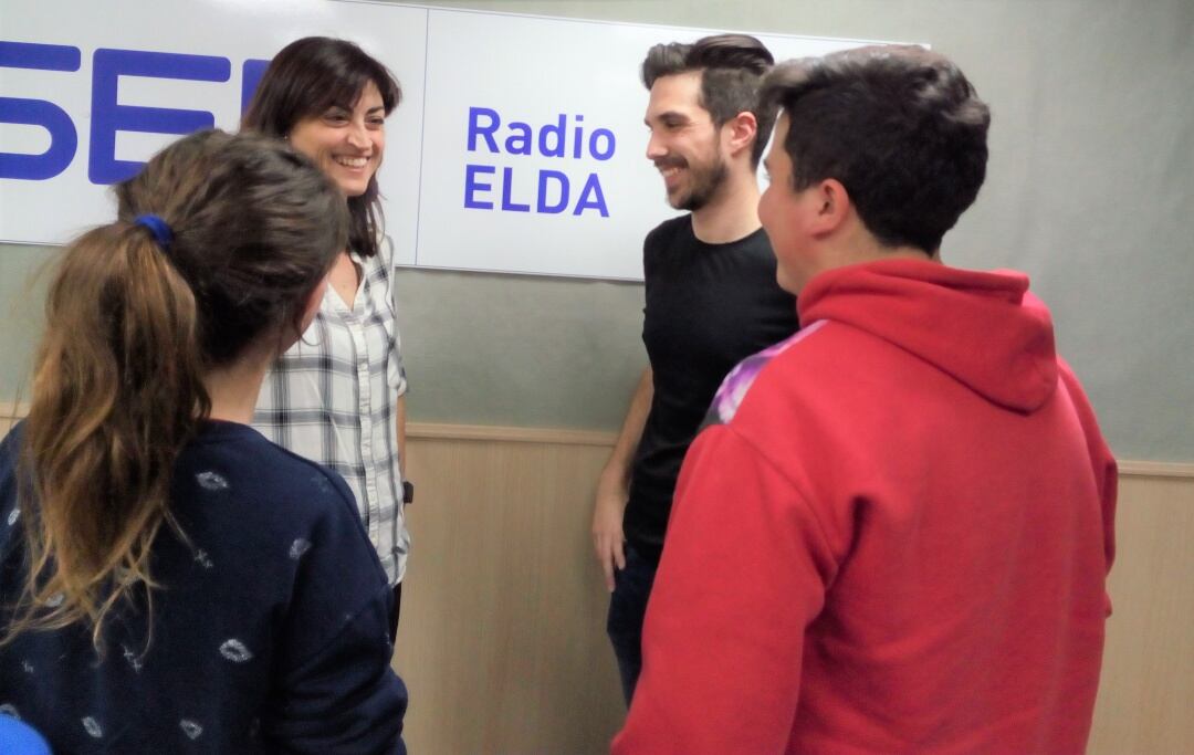 Los profesores, Sagrario Candelas y Víctor Pérez, junto a los alumnos Mekki y Verónica, en el estudio de Radio Elda SER