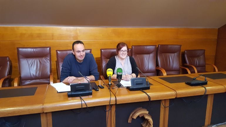 José Ramón Blanco y Verónica Ordóñez, en una imagen de archivo, durante una rueda de prensa en el Parlamento de Cantabria.