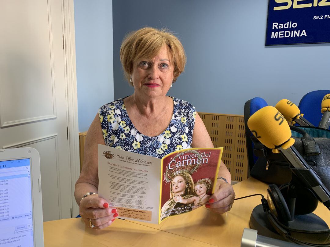 Emilita Casado, vicepresidenta de la cofradía, presenta las actividades de la Virgen del Carmen