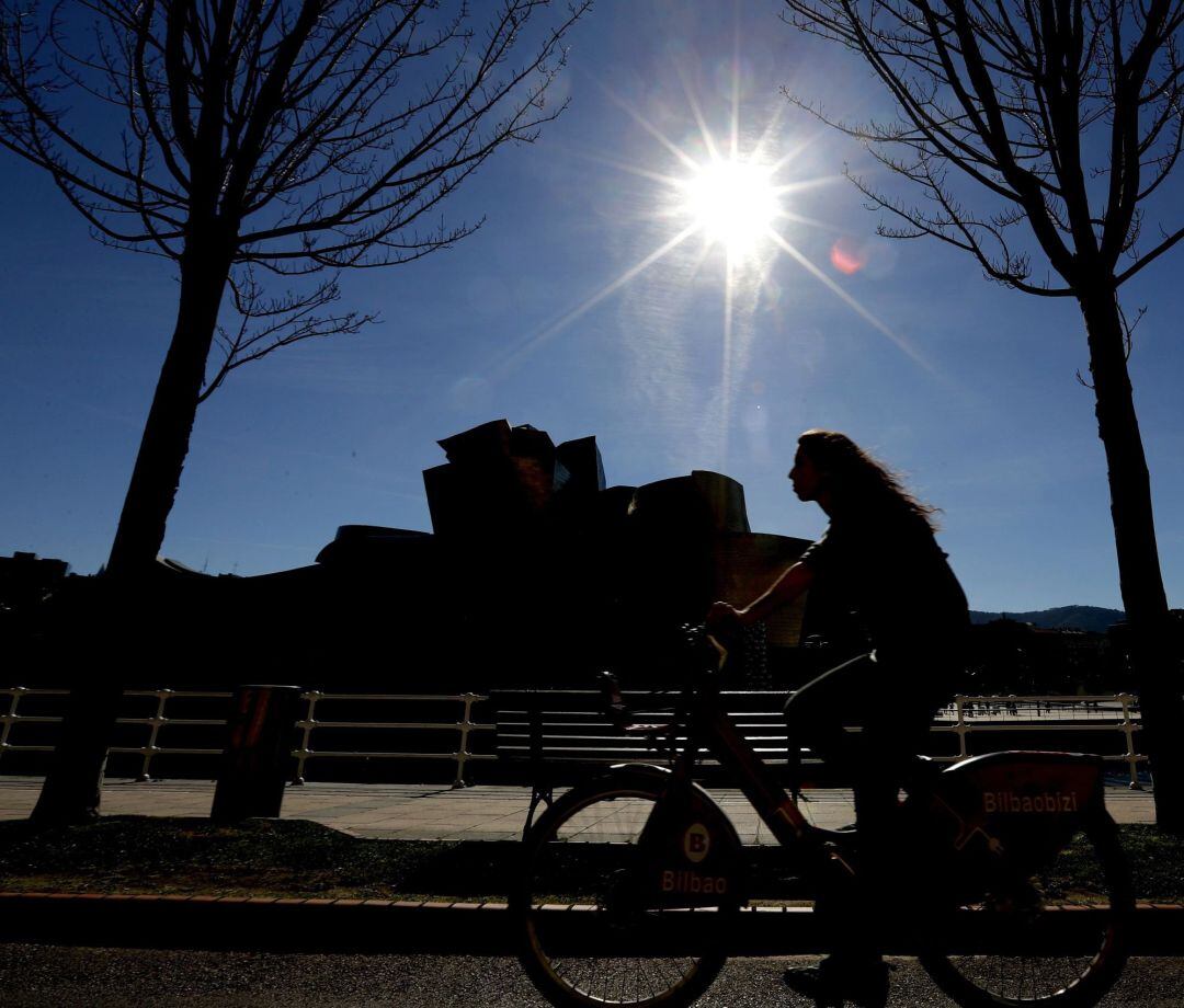 Una mujer en bicicleta, disfruta del calor con temperaturas de 30ºC en Bilbao, este miércoles donde la situación atmosférica en la península continuará marcada por un anticiclón "eterno" anclado en el entorno de Europa occidental y que, durante el resto de la semana, propiciará temperaturas máximas de récord, sobre todo en el norte del país. .
