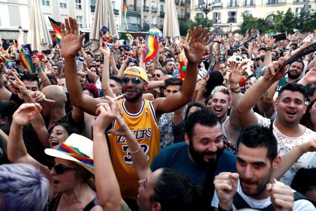 Asistentes a la lectura del pregón del Orgullo 2019, a cargo de la cantante Mónica Naranjo, esta tarde en la madrileña plaza de Pedro Zerolo.