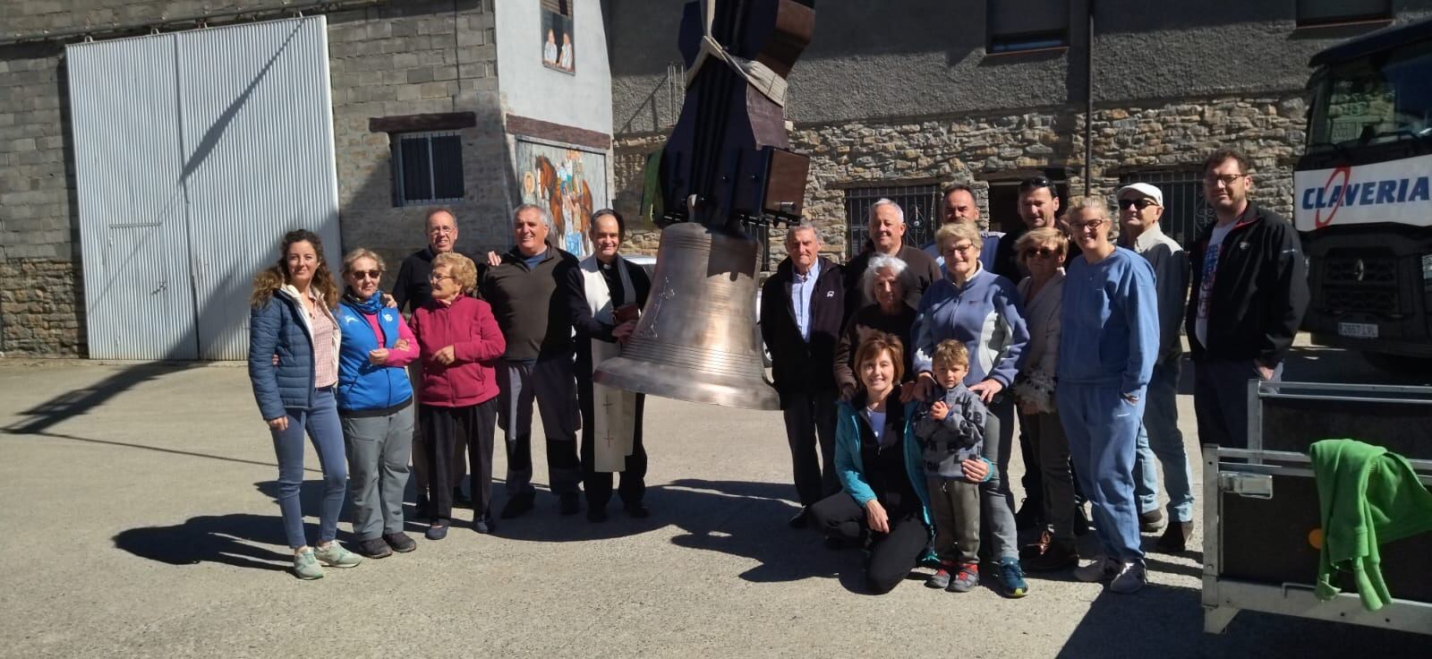 Los vecinos de Arcusa celebran la restauración de la campana de la iglesia de San Esteba. Foto: Ayuntamiento de Aínsa.