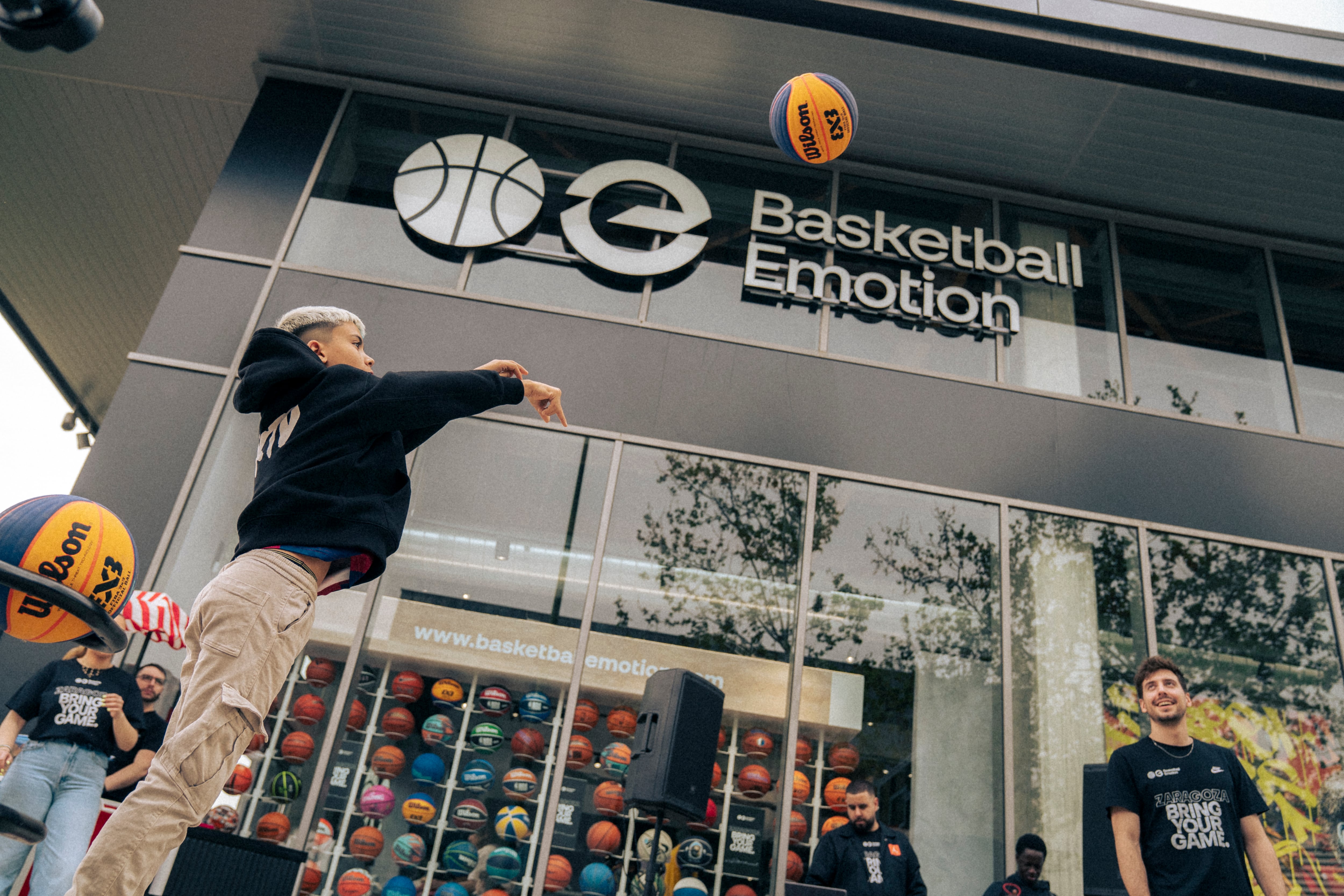 Basketball Emotion inaugura una nueva tienda en Puerto Venecia la tercera de la marca especializada en baloncesto.