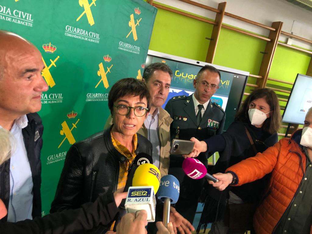 La directora de la Guardia Civil atendiendo a los medios