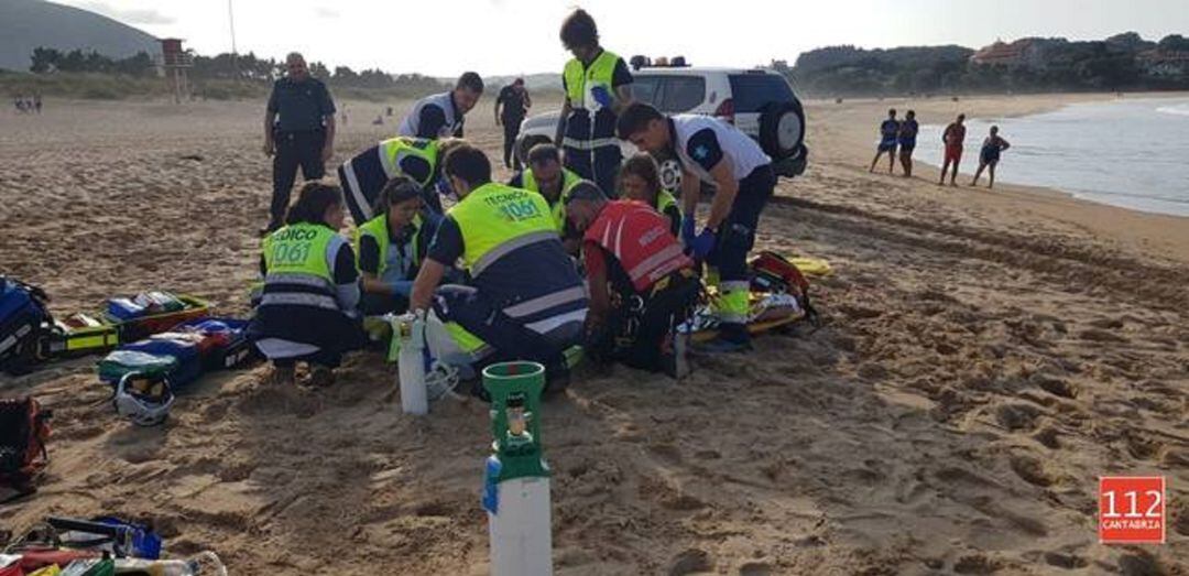 Socorristas atendiendo a una persona en una playa de Cantabria.