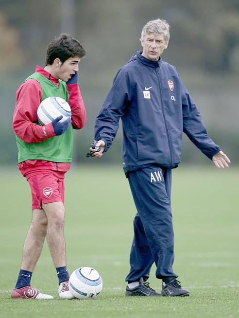 Un jovencísimo Cesc habla con Wenger en un entrenamiento