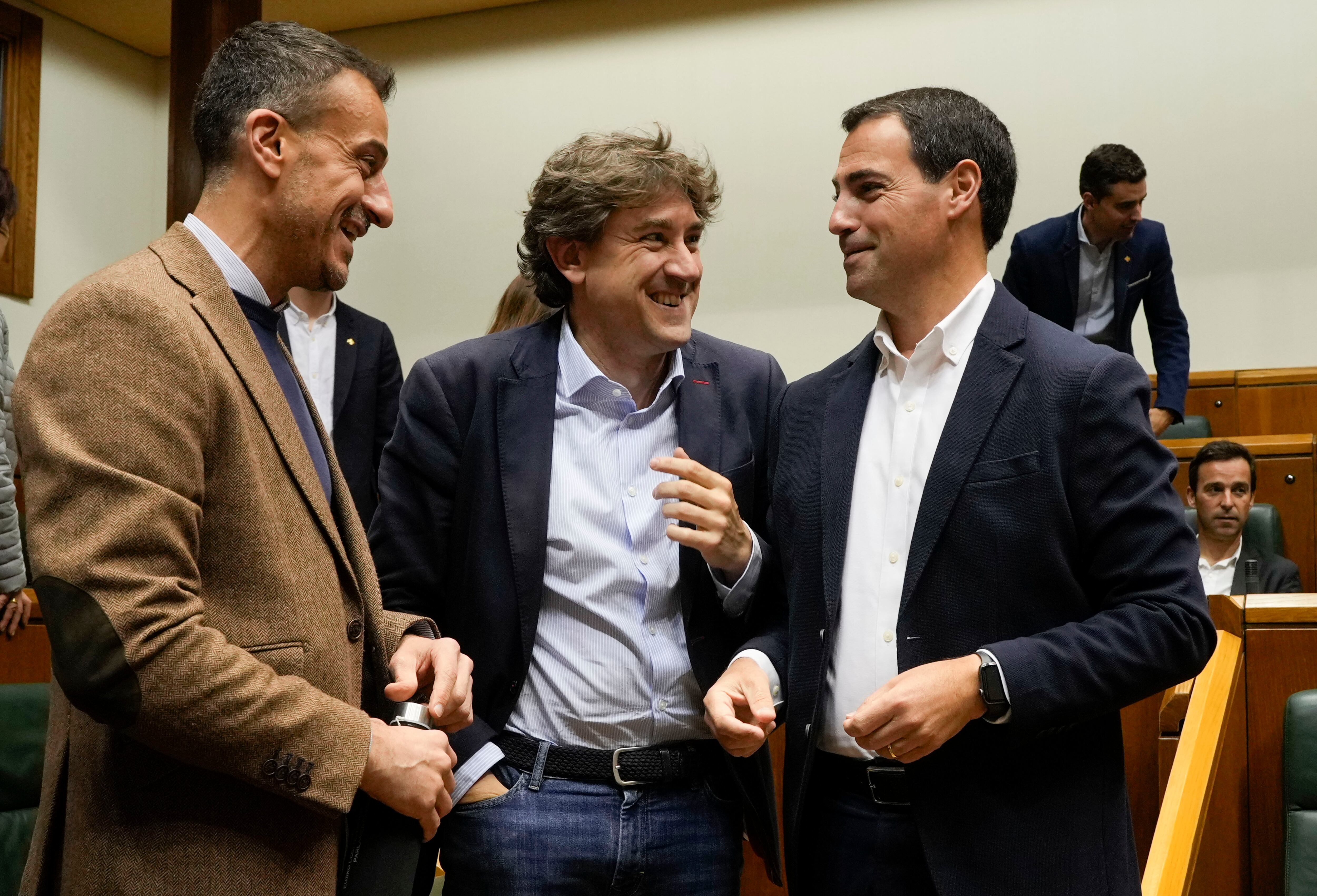 VITORIA, 16/05/2024.- El candidato a lehendakari del PNV, Imanol Pradales (d), conversa con los socialistas Eneko Andueza (c) y Ekain Rico, este jueves momentos antes del inicio del pleno del Parlamento Vasco con el asunto único de designación de los miembros de la Comisión Provisional de Incompatibilidades. EFE/ Adrian Ruiz Hierro
