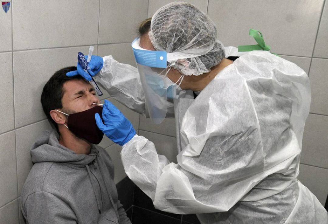 El capitán de la Segoviana Manu pasando el test de antígenos 