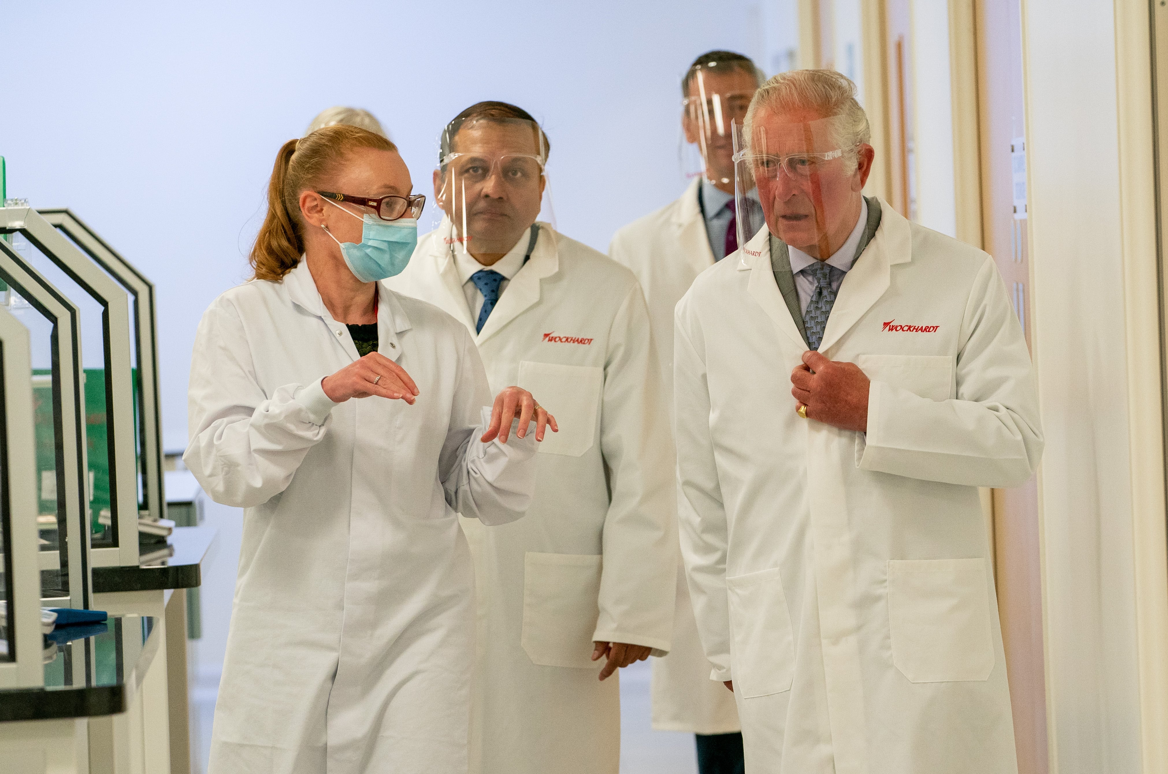 El rey Carlos III de Inglaterra en una visita a un laboratorio de investigación del coronavirus en Gales