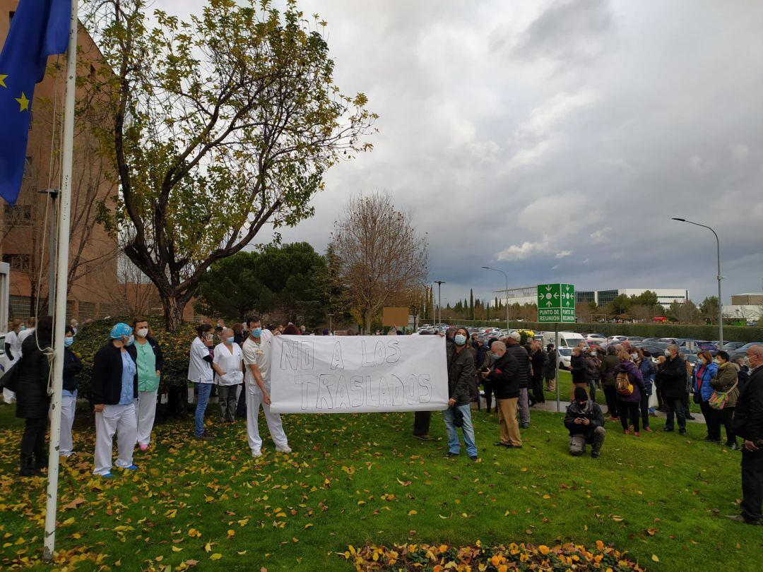 Concentración esta mañana ante las puertas del Hospital Príncipe de Asturias. 