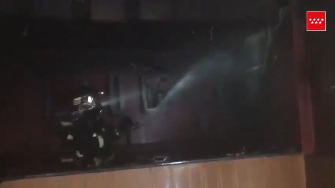 Captura del  vídeo de Emergencias 112 Comunidad de Madrid del incendio en un local en reformas en Parla