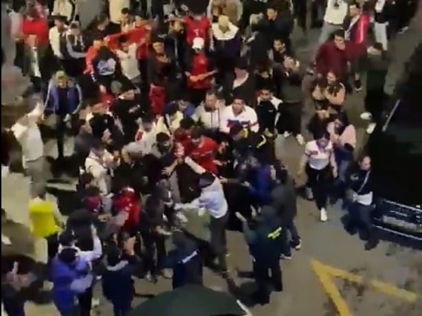 Un guardia civil de Callosa de Segura aplaude a los aficionados marroquíes en la avenida de la Constitución