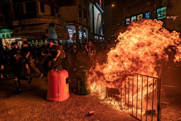 Los manifestantes han levantado barricadas y las han incendiado