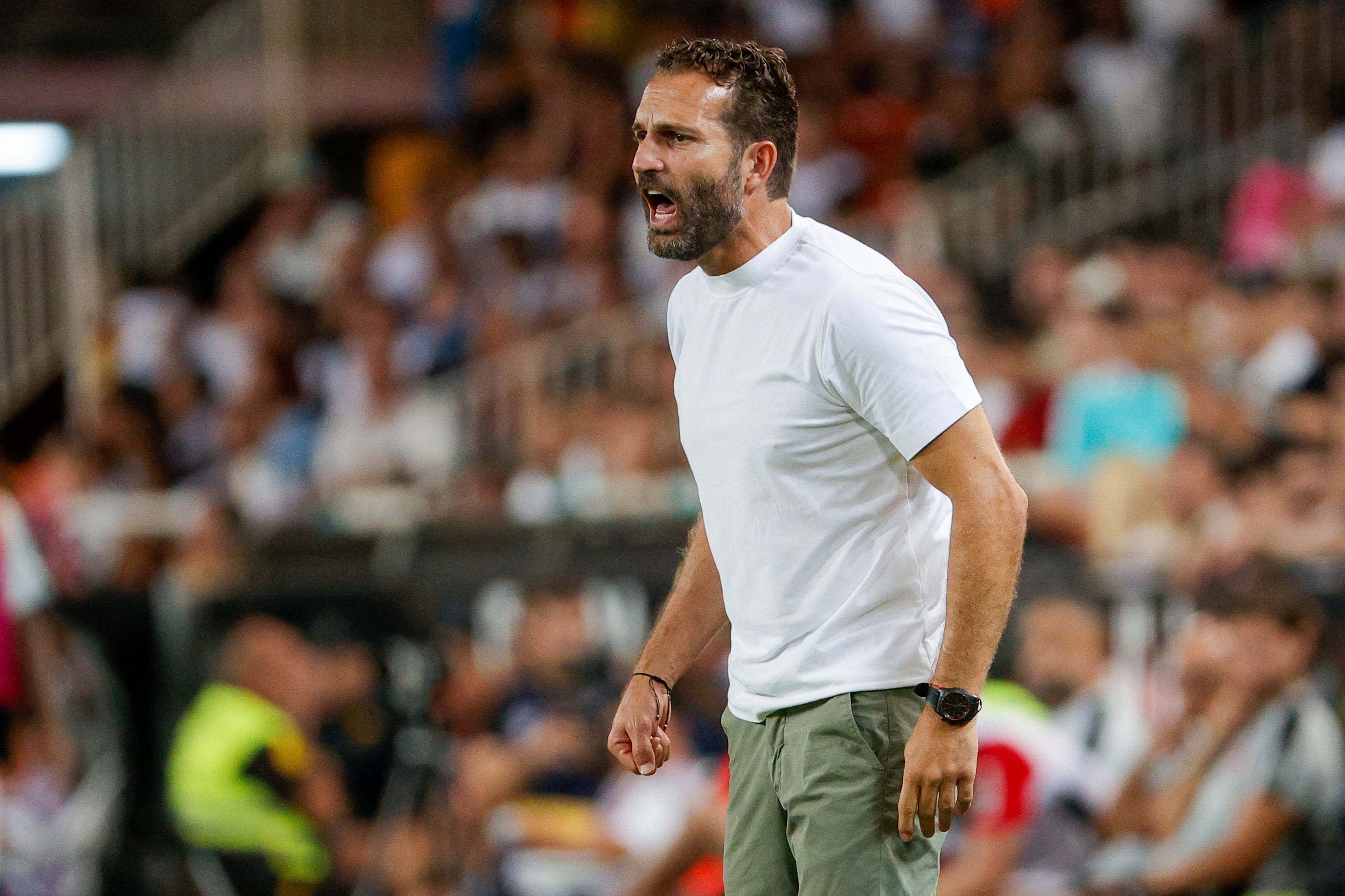 VALENCIA, 10/08/2024.- El entrenador del Valencia CF Rubén Baraja durante el partido del Trofeo Naranja que juegan Valencia CF y Eintracht Frankfurt hoy sábado en el estadio de Mestalla, en Valencia. EFE/Manuel Bruque
